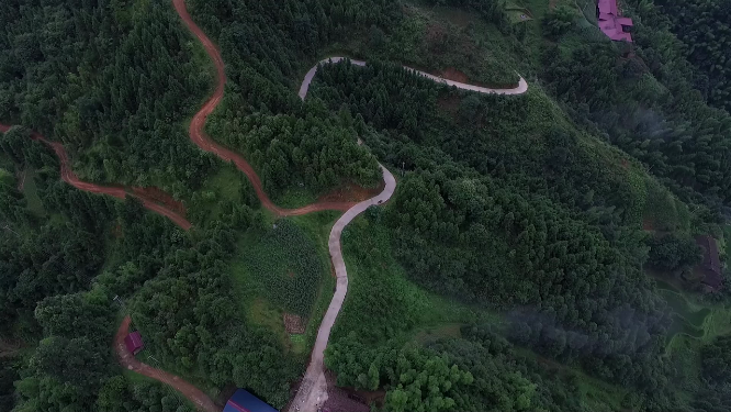 穿岩山蜿蜒山路俯视航拍