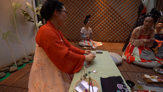 裙幄宴古装女子针织活动素材