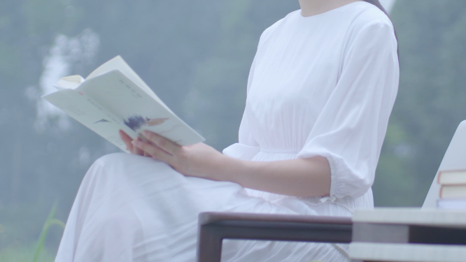 女性公园读书 