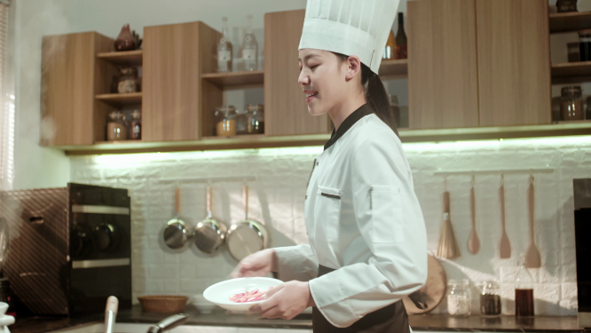 下菜 炒菜颠锅 人像已授权
