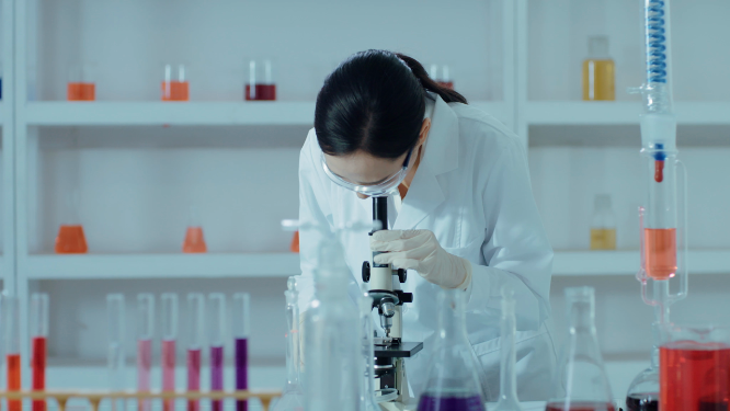 女科学家做实验 看绿屏 人像已授权