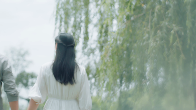 恩爱夫妻在公园散步