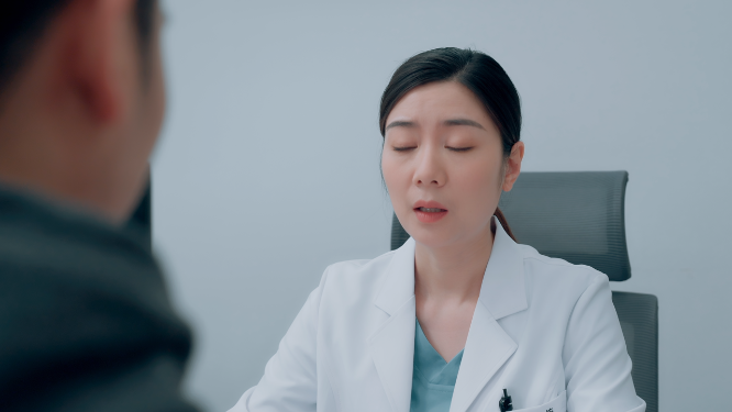 医生和病人讨论CT片