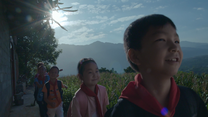 山区儿童系列：孩子上学路上