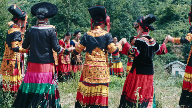 彝族人在草地上跳舞