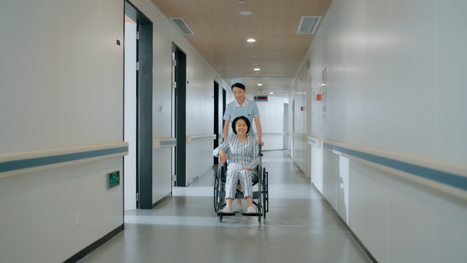 医院护士推轮椅镜头
