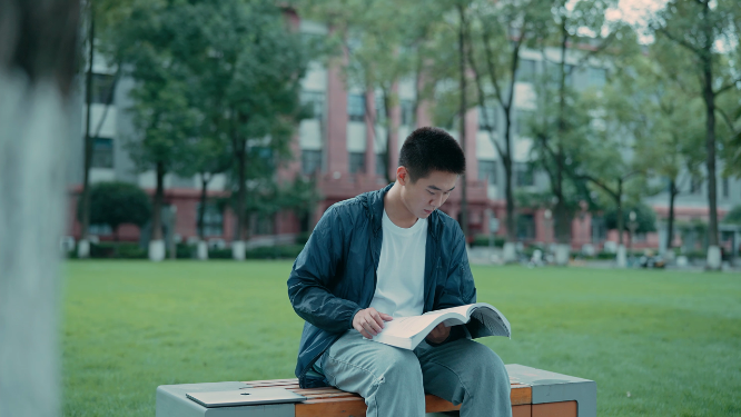 树下男性看书镜头
