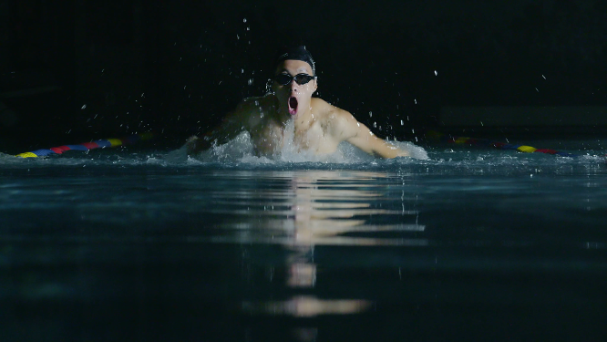 升格拍摄 男性运动员在游泳 人像已授权