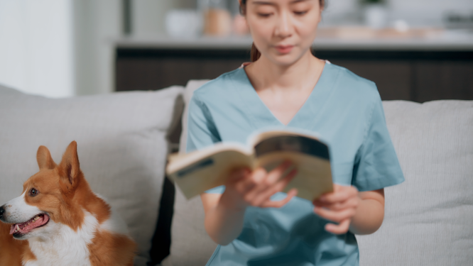 女性在家阅读书籍