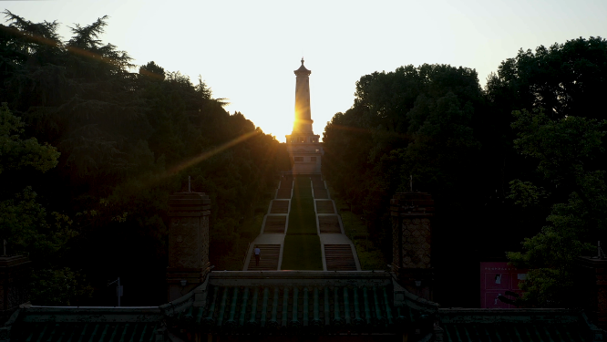 4K航拍夕阳下的烈士公园纪念塔