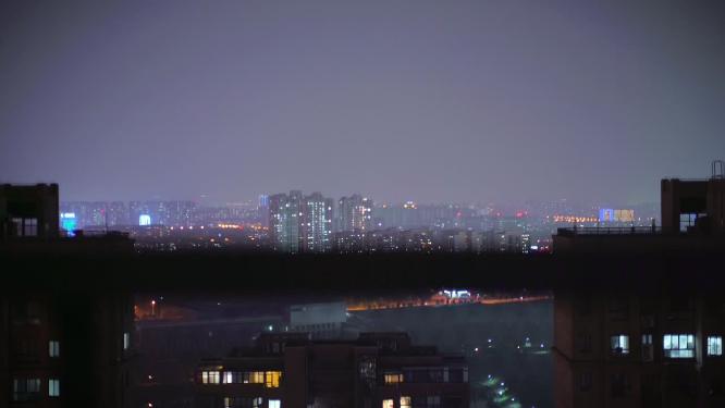 天台一人观看城市夜景