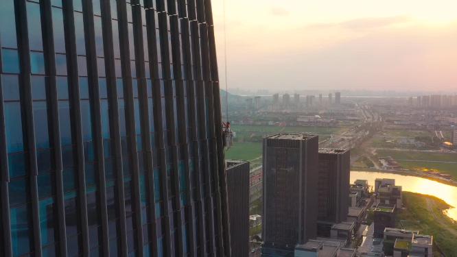 蜘蛛人工人在摩天大楼清洁作业