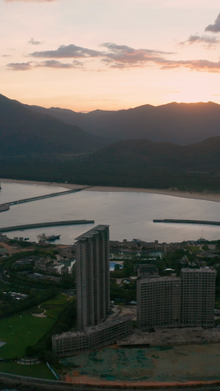 日月湾岛上高楼航拍远景