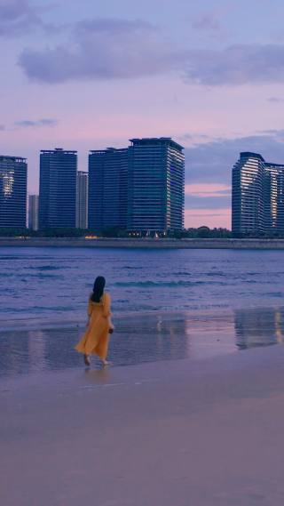 在日月湾岸边美女漫步背影