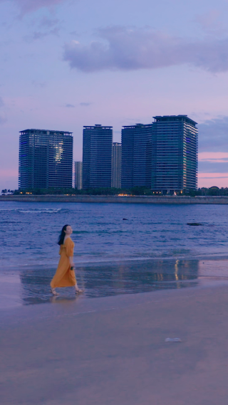 日月湾美女岸边漫步