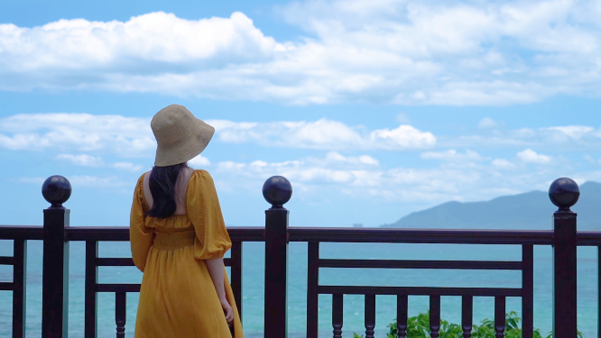 美女游客在看台观景