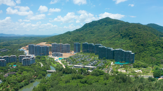 石梅湾岸边建筑群航拍