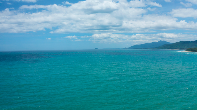 石梅湾清澈无际海洋航拍