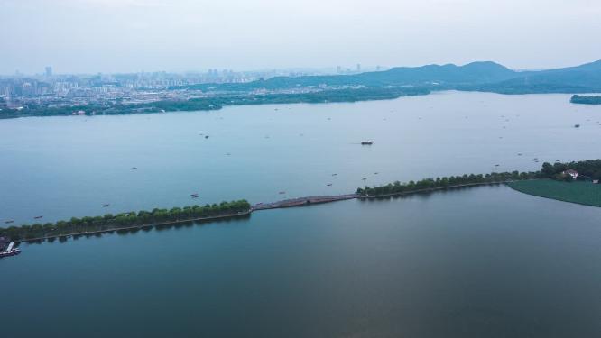 西湖白堤断桥残雪游船航拍延时