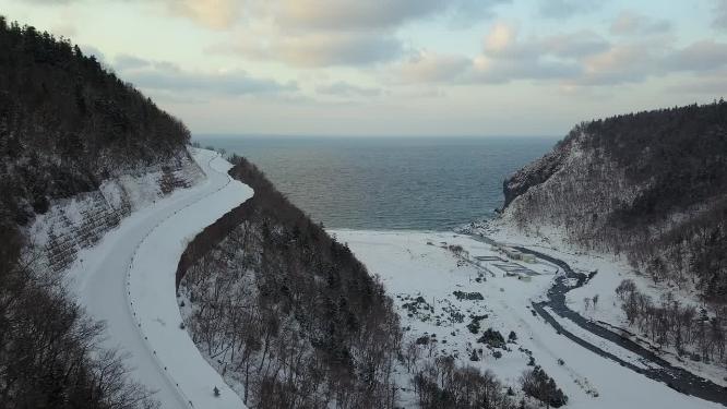 日本北海道知床半岛海岸线公路风光