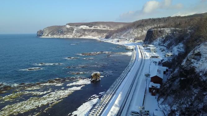 日本北海道知床半岛海岸线公路风光
