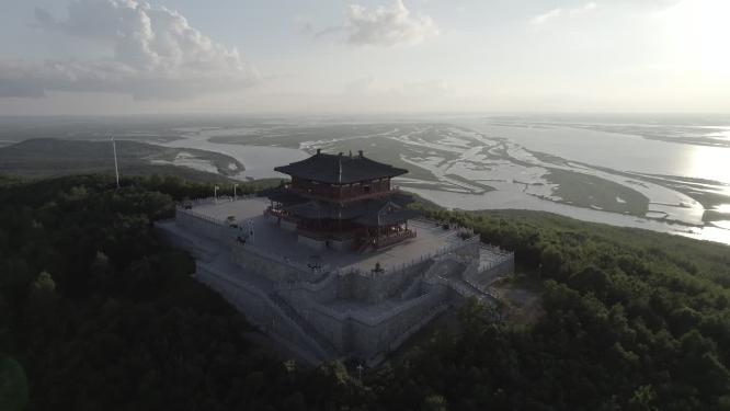 黑龙江背景下的抚远市东极阁