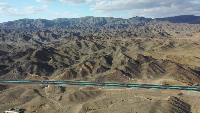 一望无际的山脉的公路