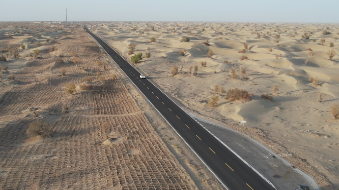 航拍沙漠中的公路