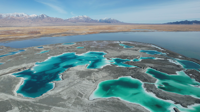 航拍青海大柴旦翡翠湖全景风光