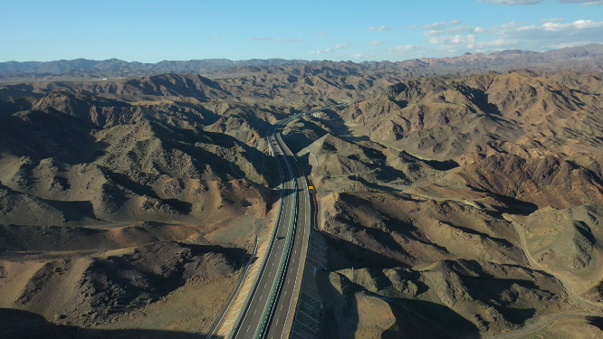 戈壁滩中的公路