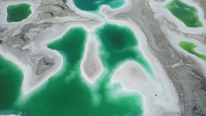 鸟瞰青海大柴旦翡翠湖斑驳的湖泊景观