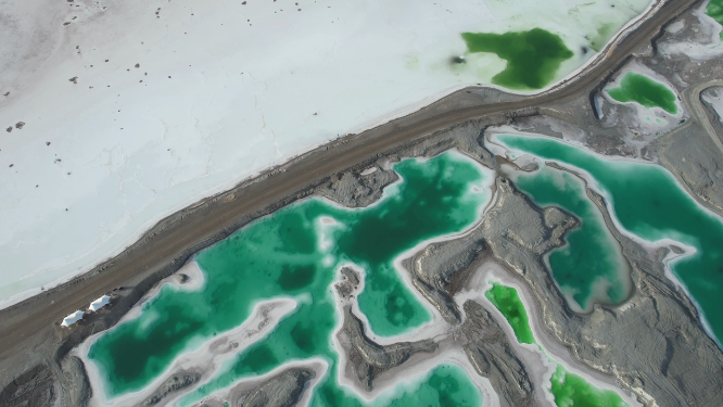 鸟瞰青海大柴旦翡翠湖斑驳的湖泊景观