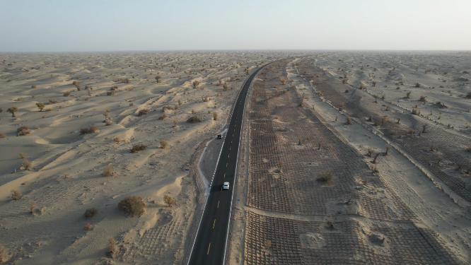 航拍沙漠中无尽的公路