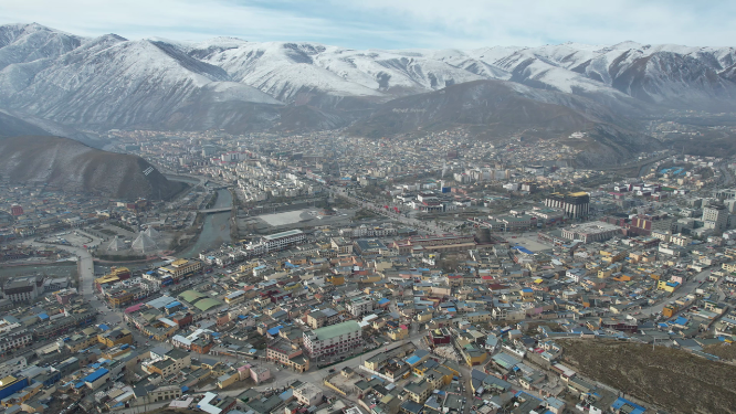 雪山下的青海玉树城市景观高视角航拍