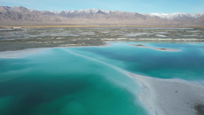 鸟瞰青海大柴旦翡翠湖斑驳的湖泊景观