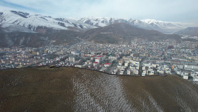 雪山下的青海玉树城市景观高视角航拍