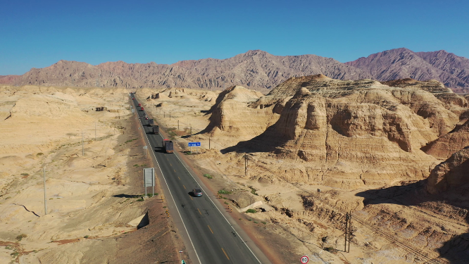 航拍丹霞地貌风光下的公路