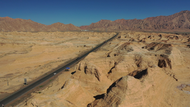 丹霞地貌中的公路风光