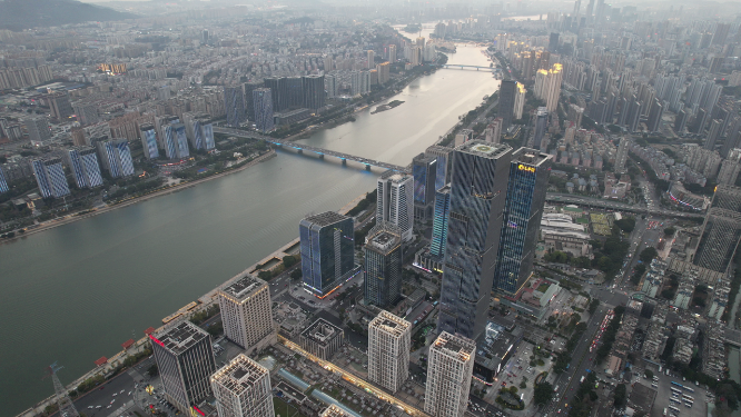 航拍沿江城市建筑群