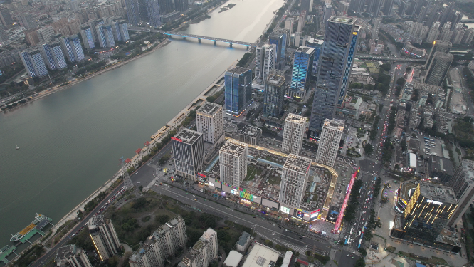 航拍沿江城市建筑群