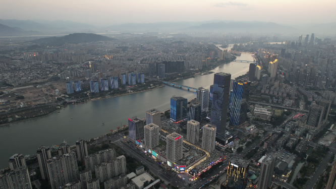 航拍沿江城市建筑群