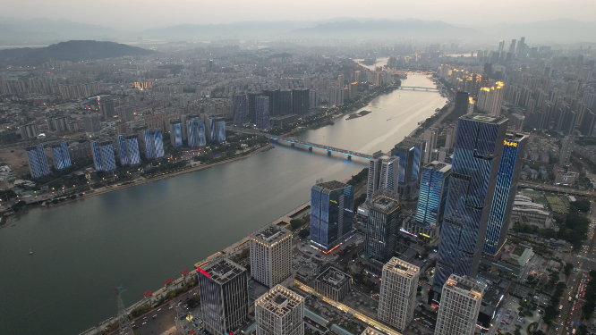 航拍沿江城市建筑群