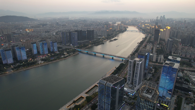 航拍沿江城市建筑群