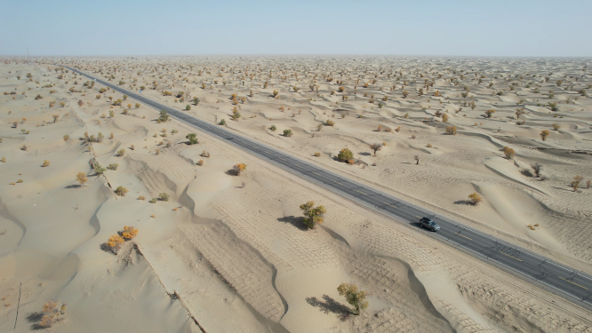 航拍广袤沙漠中的公路