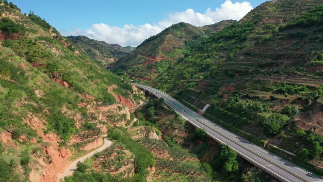 甘肃平绵高速公路交通运输航拍景观