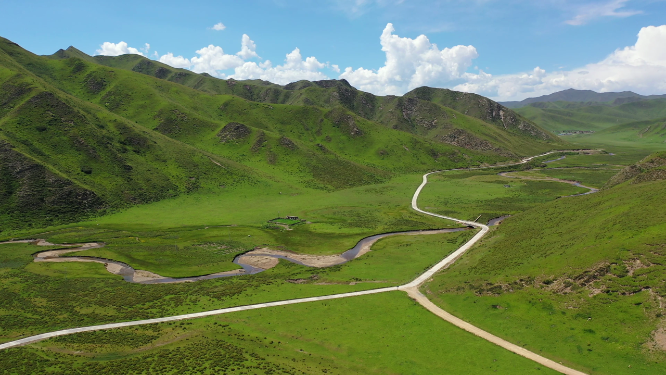 甘肃夏河县桑科草原公路野外风光