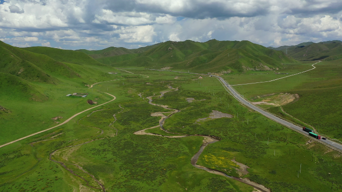 甘肃夏河县桑科草原公路野外风光