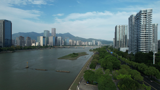 航拍城市里的过江桥梁