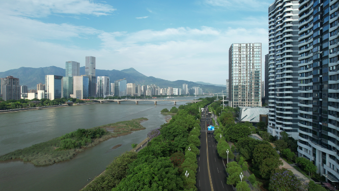 航拍城市里的过江桥梁