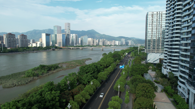 航拍城市里的过江桥梁